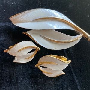 Sarah Coventry gold tone and white brooch and earrings set